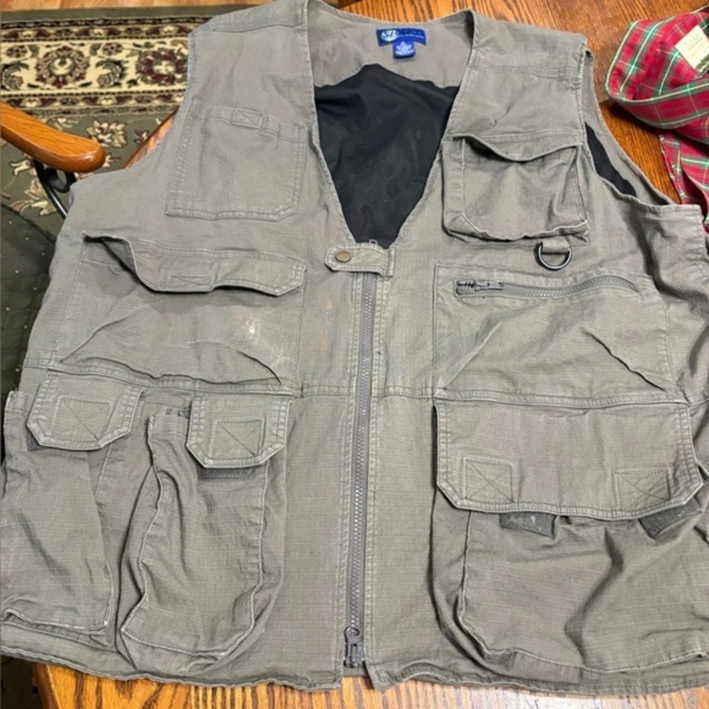 SIGTAC SIZE X-LARGE TAUPE TACTICAL VEST LITS OF POCKETS FLAWED SEE PICS